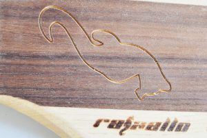 Grabado de letras y figuras